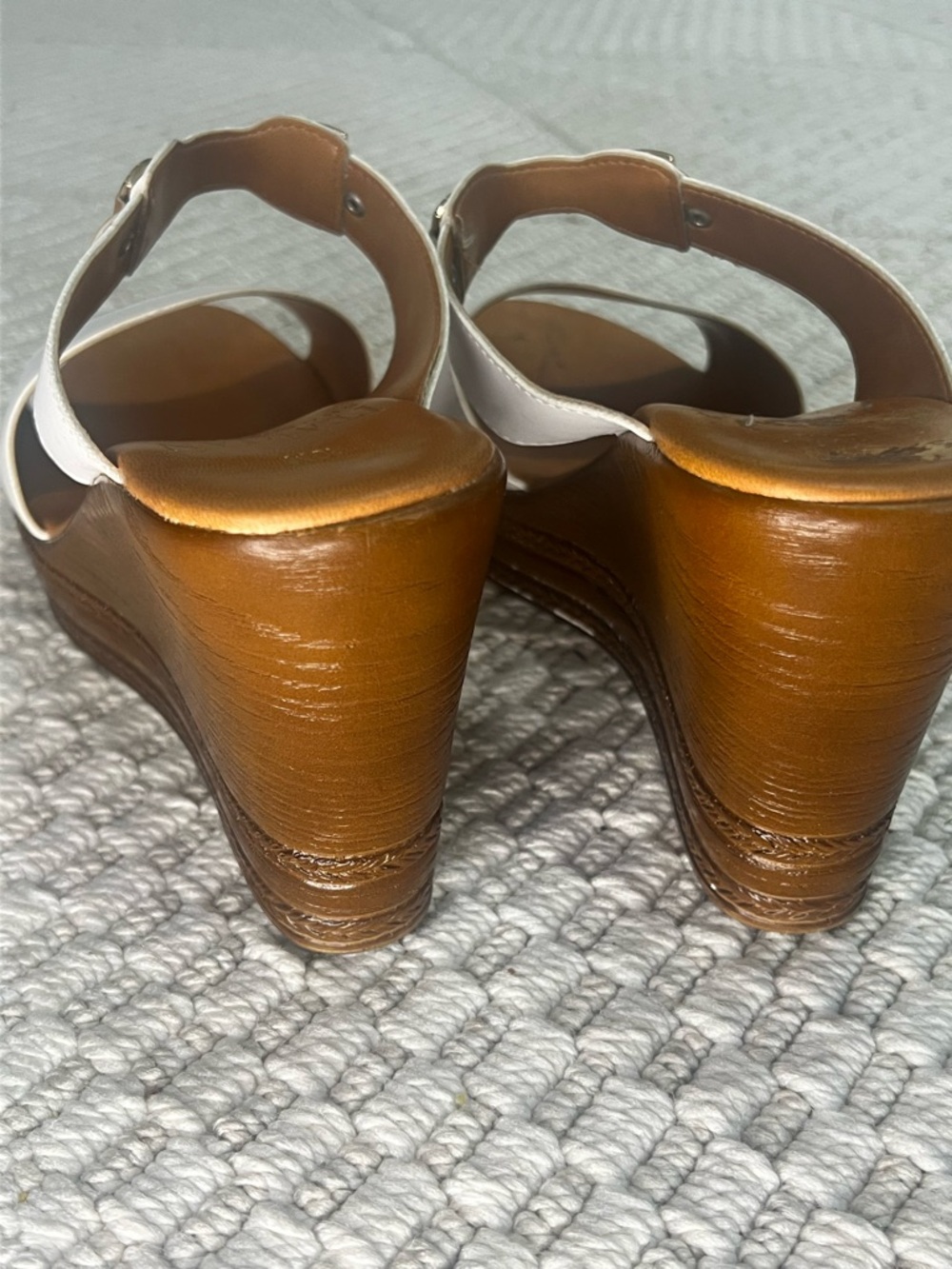 Italian Shoemakers White Wedge Sandals Gold Buckle Detail Size 10M - Picture 8 of 9